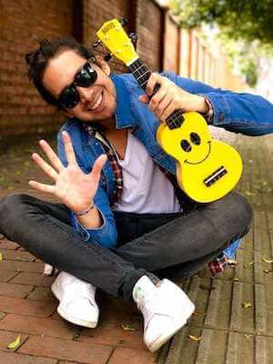 Dlue ukulele happy face carita