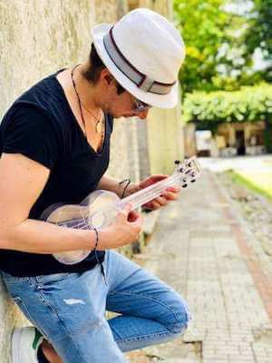 Dlue pared ukulele 2